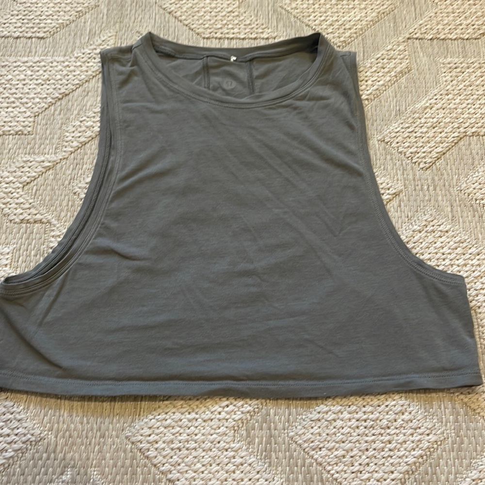 lululemon cropped rank size 4 in green